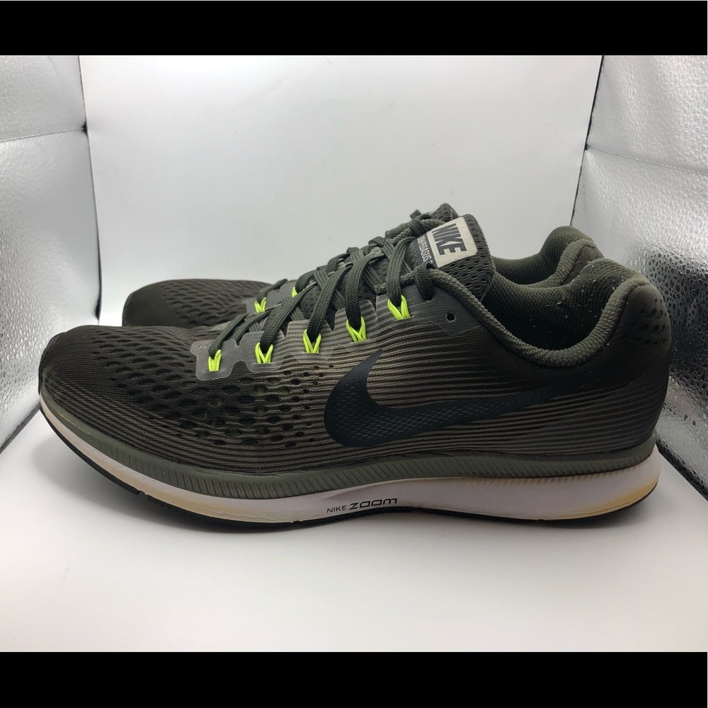 By NIKE…Zoom Pegasus 34 mens sneakers -size 11